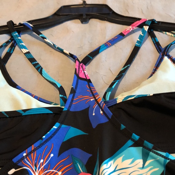 Women Swimsuit Top. - Picture 3 of 4